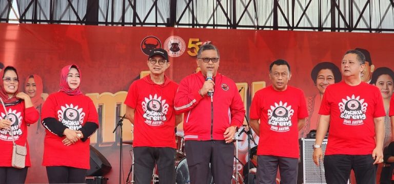 Hasto Sampaikan Salam Bu Mega untuk Warga Ponorogo di Acara PDIP “Mlaku Bareng”