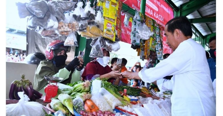 Presiden Cek Harga Bahan Pangan di Pasar Tenguyun Tarakan