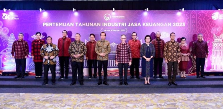 Presiden Minta OJK Tingkatkan Pengawasan Produk Keuangan untuk Lindungan Masyarakat
