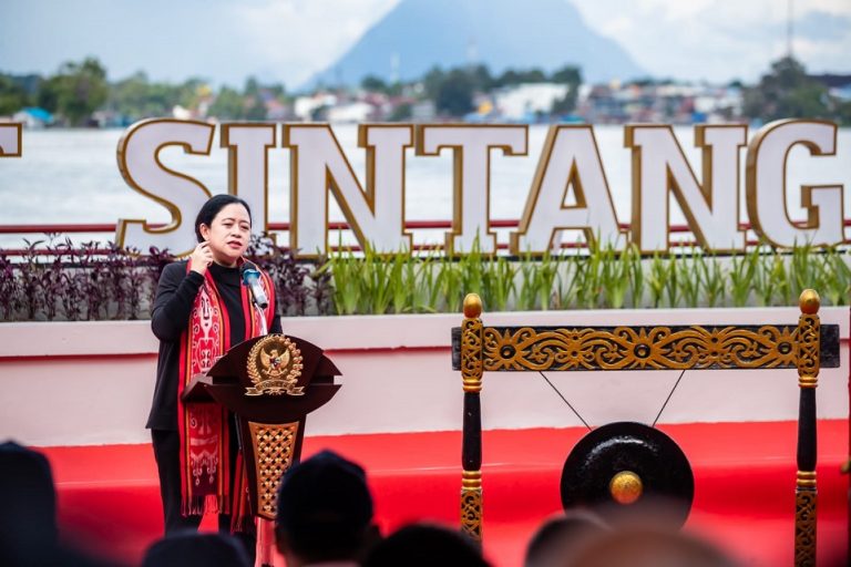 Kunjungi Rumah Betang di Sintang, Puan Janji Bangunkan Replika untuk Warga