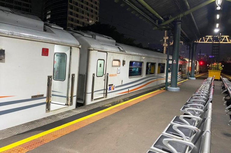 Tabrakan Kereta di Bekasi Timur: KAI Minta Maaf dan Fokus Evakuasi Penumpang