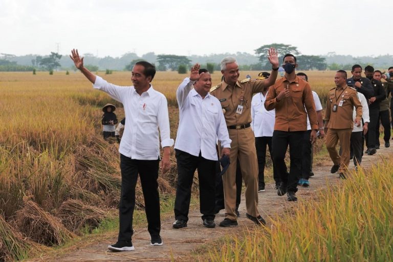 Prabowo-Ganjar Akrab di Kebumen Bareng Jokowi, Ujang Komarudin: Capres-Cawapres Ideal 2024