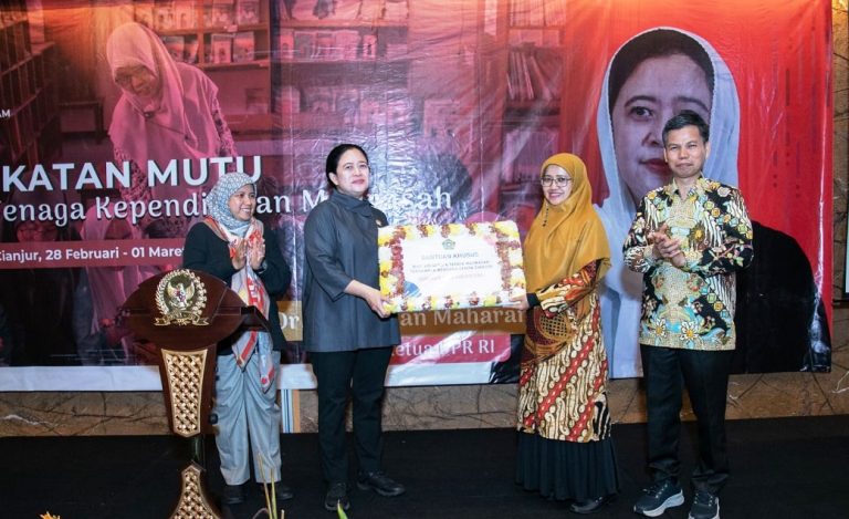 Salurkan Bantuan ke Madrasah Terdampak Gempa Cianjur, Puan Soroti Kebutuhan Guru