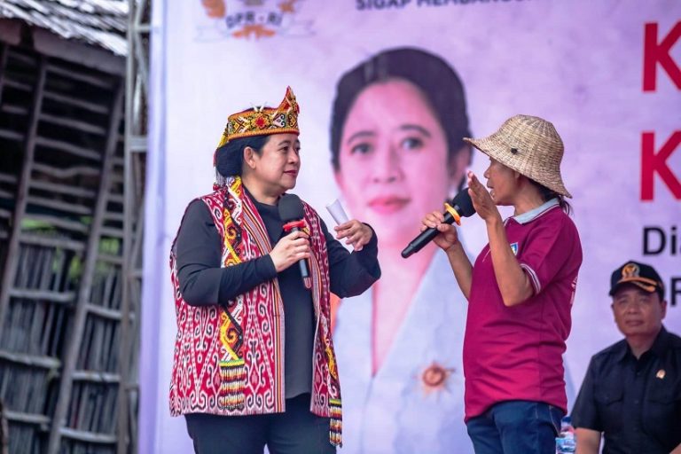 Sambangi Rumang Betang, Puan Kenakan Rompi dari Tenun Ikat Khas Dayak