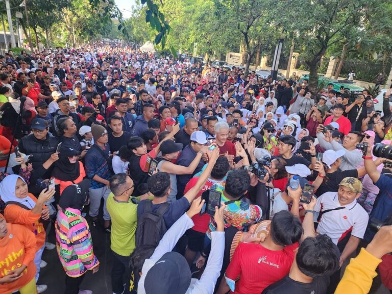 Ganjar Sapa Warga Bandung di Lapangan Gasibu