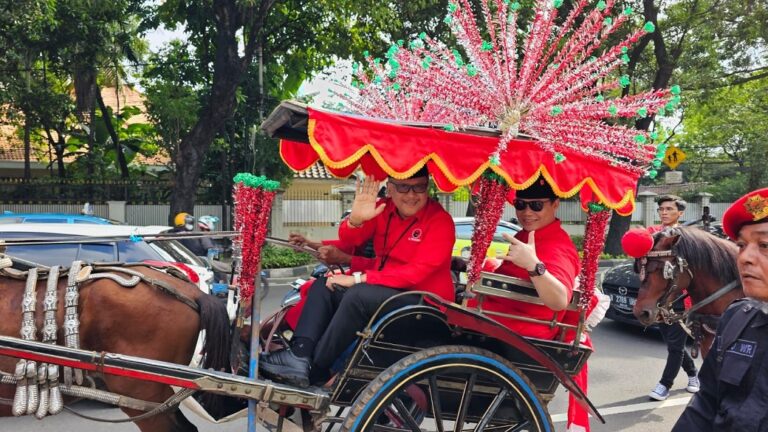 Wow, PDIP Daftar ke KPU dengan Defile Kebudayaan