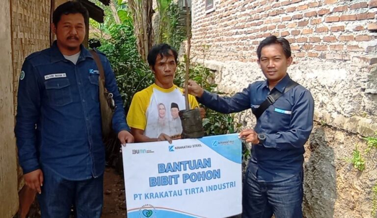 Dukung Konservasi Lingkungan, PT Krakatau Tirta Industri Serahkan 3000 Bibit Pohon