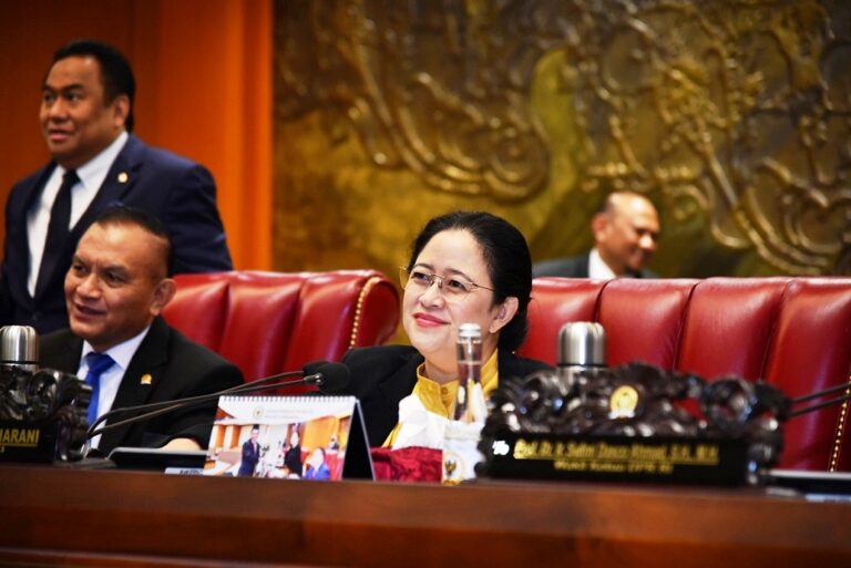 Rapat Paripurna dengan BPK, Puan Terima Laporan Pemeriksaan Keuangan Pemerintah