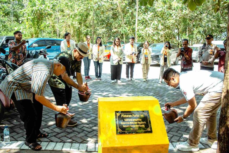UAJY-Eco Camp Mangun Karsa Bangun Ini di Pantai Grigak Gunungkidul