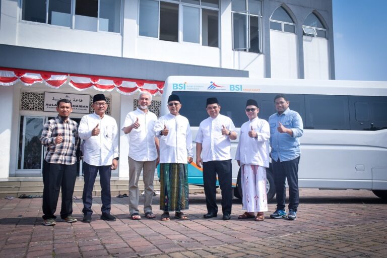 BSI Maslahat-BSI Sumbang Mobil Operasional ke Pesantren Cendekia Amanah