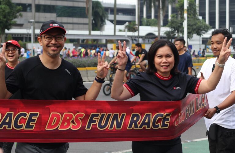 Bank DBS Indonesia Ramaikan CFD dengan DBS Fun Race dan Aksi Bersihkan Sampah