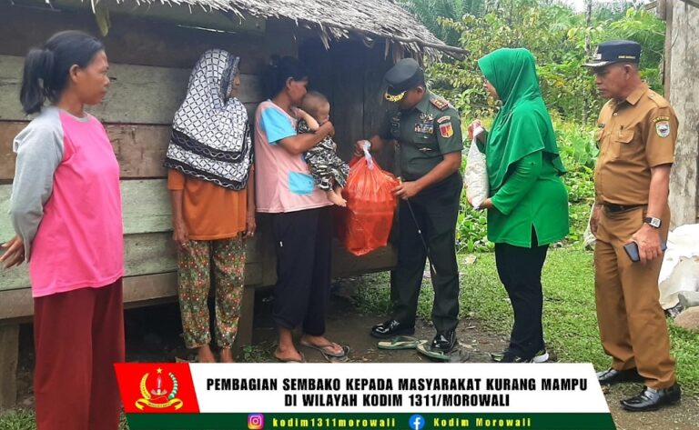 Dandim 1311/Morowali dan Ketua Persit Kartika Chandra Kirana Bagikan Sembako bagi Warga Kurang Mampu