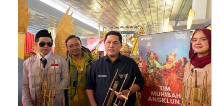 Menteri Erick Thohir Flash Mob Angklung di Bandara Soetta