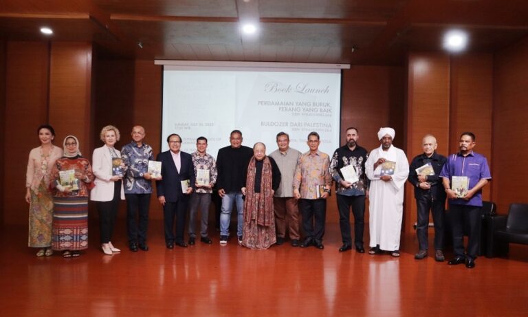 Dua Buku Baru Karya Teguh Santosa Dibahas Para Dubes