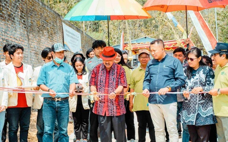 Rektor UAJY Resmikan Ruas Jalan dan Talud Padukuhan Jering VIII