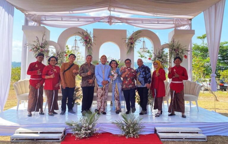 Bunga dari Vatikan untuk Dewi Praswida