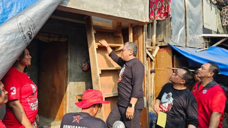Sekjen PDIP Saksikan Aktivis Repdem Pasang Stiker Ganjar Door to Door di Senen