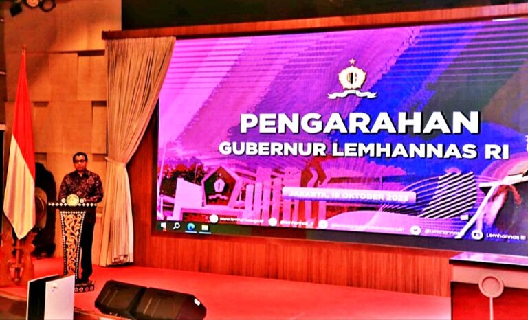 Standing Ovation untuk Andi Widjajanto 