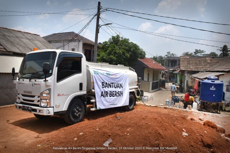 BSI Maslahat dan BSI Beri Bantuan Air Bersih Warga Tangsel