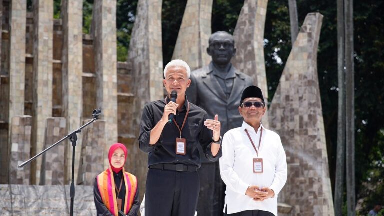 Menumpangi Mobil Semi Terbuka ke KPU, Ganjar-Mahfud Dihadiahi Bunga oleh Sukarelawan