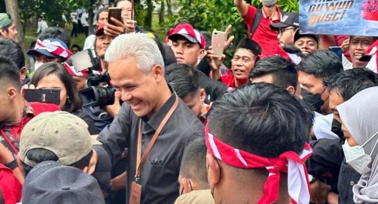 Tiba di Tugu Proklamasi, Ganjar Disambut Meriah Massa Pendukung