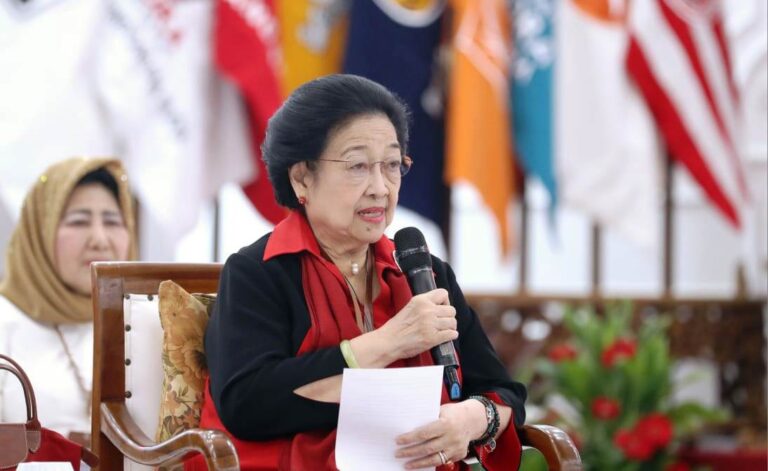 Didampingi Pramono Anung, Megawati Hadir di Rapat TPN Ganjar-Mahfud