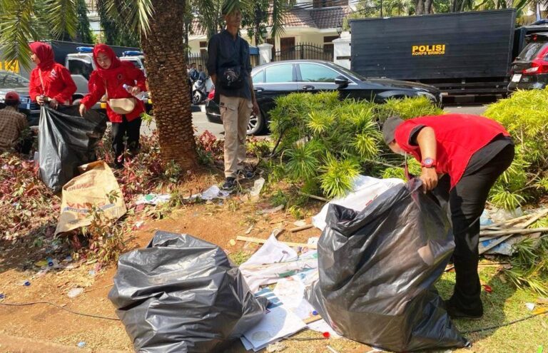 Salut, Relawan Ganjar-Mahfud Bersihkan Sampah di KPU Usai Pendaftaran