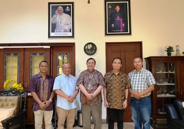 Satu Uskup dan Dua Provinsial Dukung Penulisan Buku Rm Henricus Janssen CM