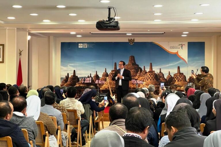 Uskup Padang Hadiri Pertemuan IRRIKA di KBRI Vatikan