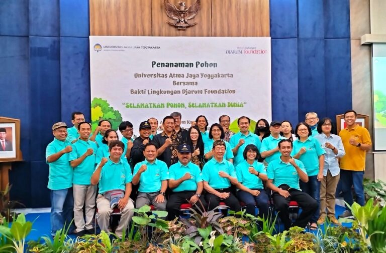 UAJY Bersama Bakti Lingkungan Djarum Foundation Ajak Mahasiswa Tanam Pohon