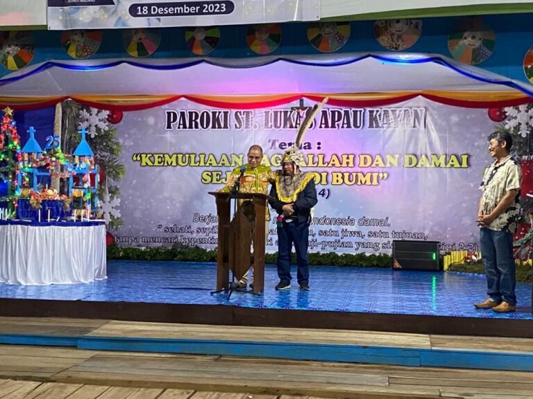 Salib yang Diberkati Paus untuk Gereja St Lukas Apau Kayan