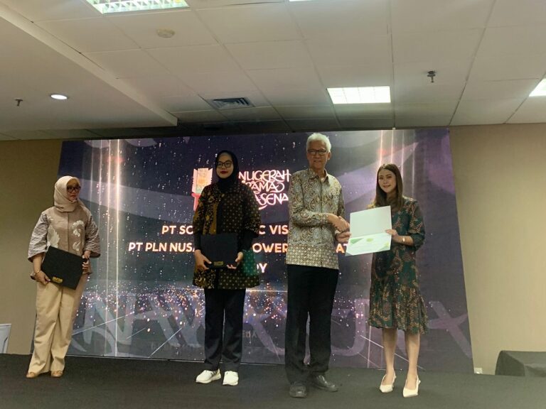 Gibran Huzaifah dan eFishery Raih ESG Award 2024 dari SBM ITB