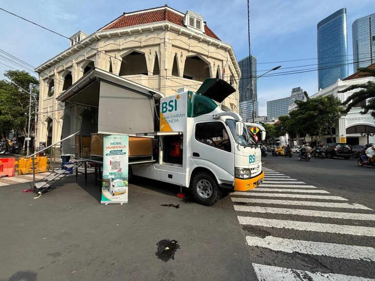 BSI Maslahat Hadirkan Mobil Mushola di Tunjungan Surabaya