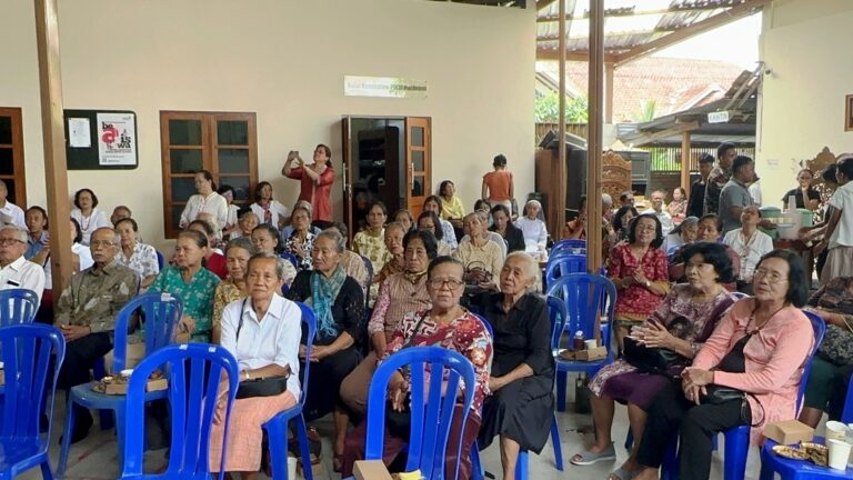 Paskahan: Anak-Anak, Remaja, dan OMK Melayani Umat Lansia