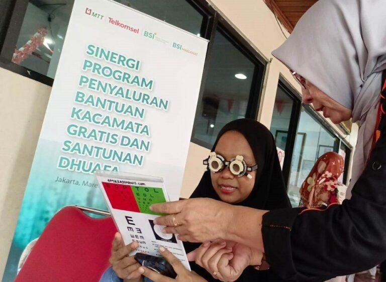 BSI Maslahat, MTT, dan Telkomsel Salurkan 250 Kacamata Gratis kepada Guru Ngaji dan Lansia