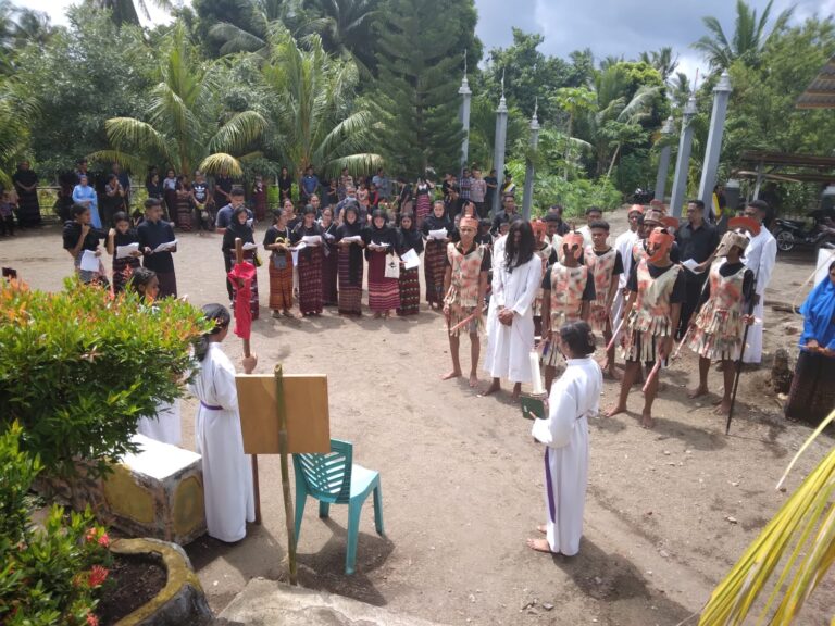 Dramatisasi Jalan Salib di Wulandoni, Lembata NTT
