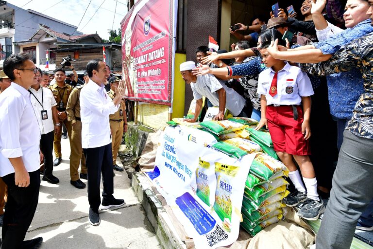 Presiden Jokowi mengunjungi pasar di Mamasa , Sulawesi Barat, (Foto: Sekneg)