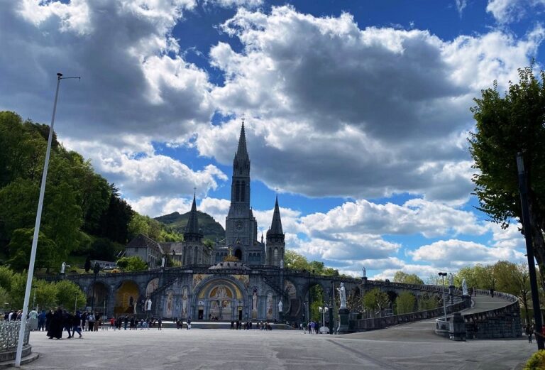 Syahdunya Perarakan Lilin di Lourdes