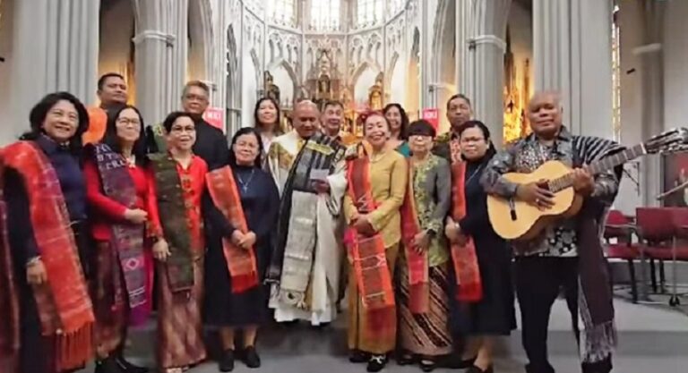 Misionaris Indonesia di Belanda dan Rusia Sambut Kunjungan Paus Fransiskus dengan Lagu