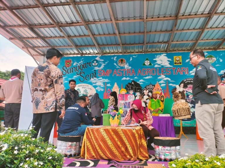 Ciptakan Furnitur dari Plastik, SMP Astra Agro Lestari Ubah Sampah Jadi Karya