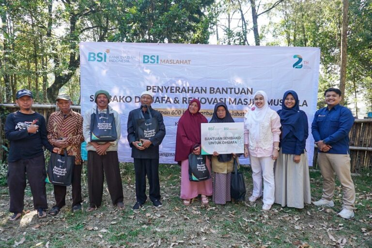 BSI Maslahat Bagi Sembako dan Bantu Renovasi Masjid di Kaki Gunung Lawu