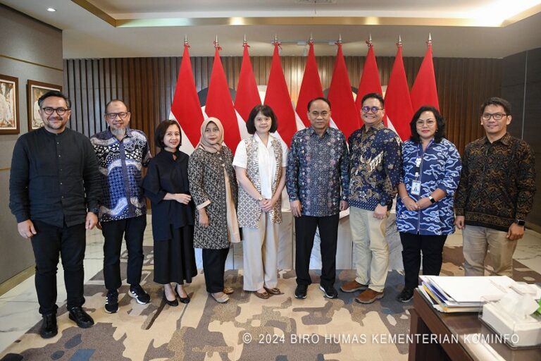 APPRI Serahkan Buku Sejarah Perkembangan PR  di Indonesia kepada Menkominfo