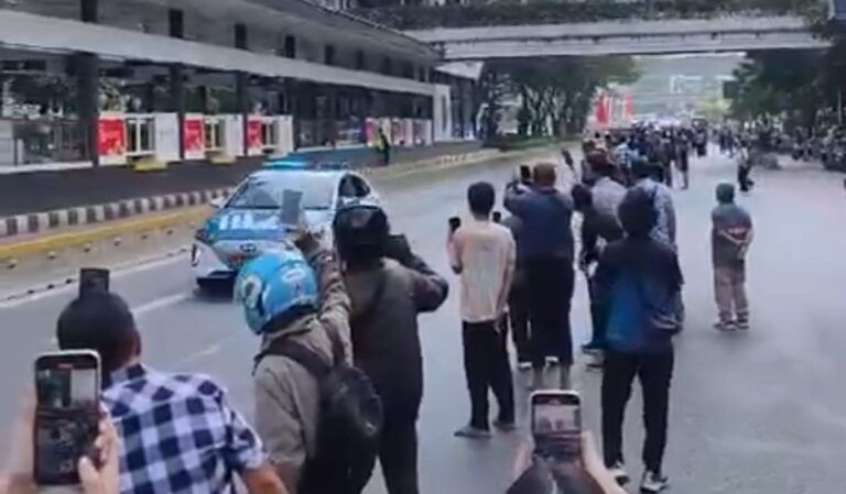 Ribuan Orang Tunggu Paus Fransiskus di Pinggir Jalanan Jakarta