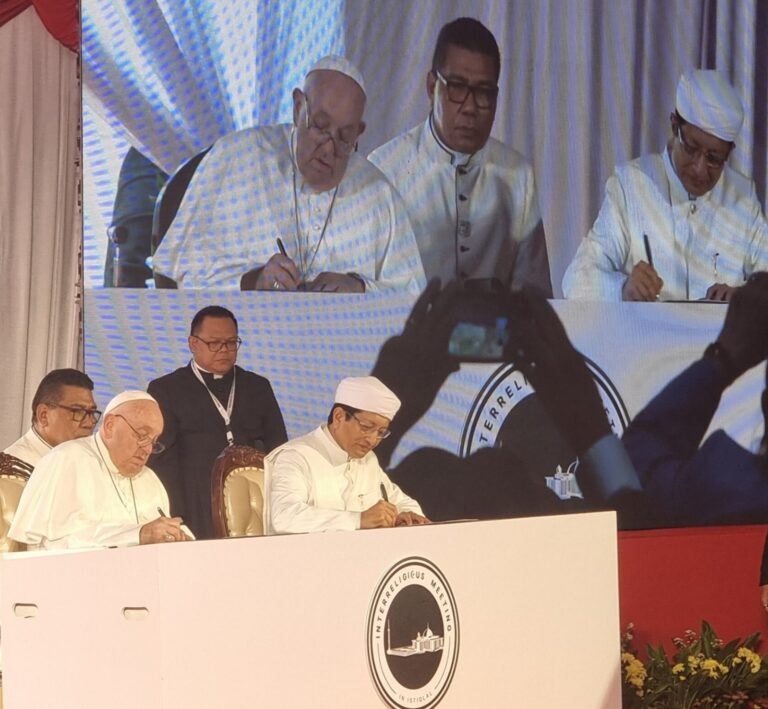 Momen Mengharukan: Imam Besar Masjid Istiqlal Cium Kening Paus Fransiskus