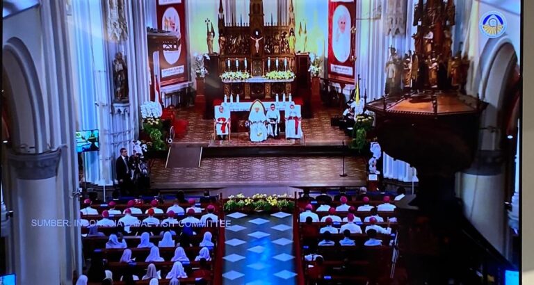 Permainan Angklung dan Lagu ARBAB Sambut Paus Fransiskus di Gereja Katedral