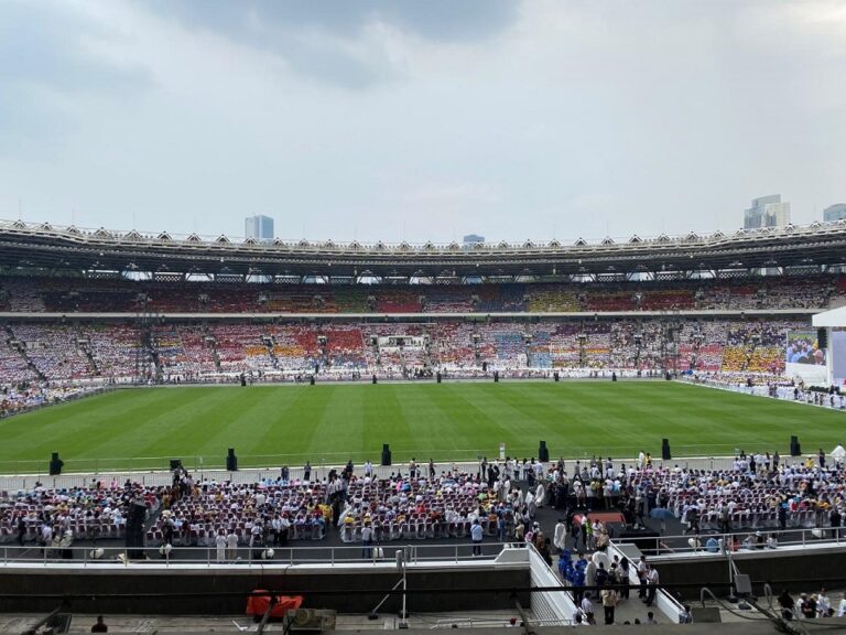 Sempat Mendung, Langit GBK Langsung Cerah Namun Adem Begitu Misa Mulai