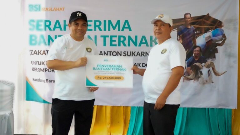 BSI Maslahat Salurkan Bantuan Ternak Zakat Muqoyyad di Desa Jati Mekar