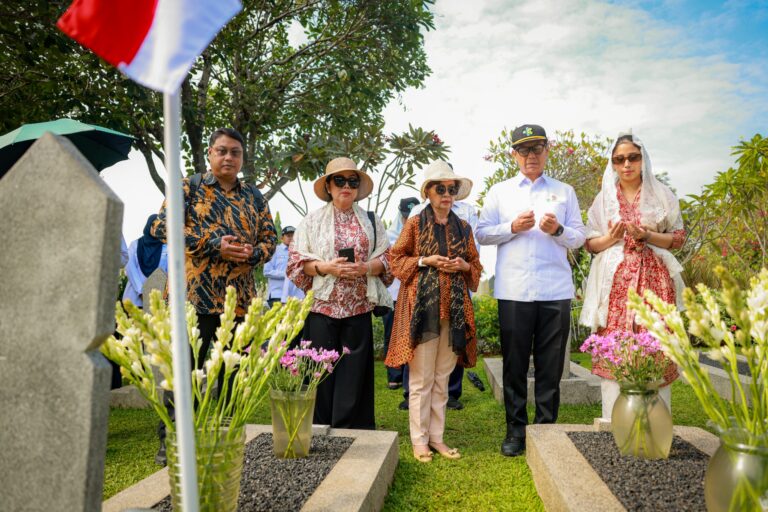 Peringatan Hari Kesehatan Nasional  ke-60 Diawali Ziarah ke TMP Kalibata