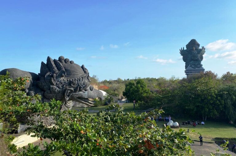 GWK yang Gagah Menjulang dan Asyiknya Joged Bumbung