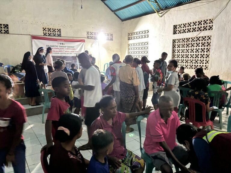 Relawan Kemanusiaan Perluni UAJ Bantu Korban Lewotobi